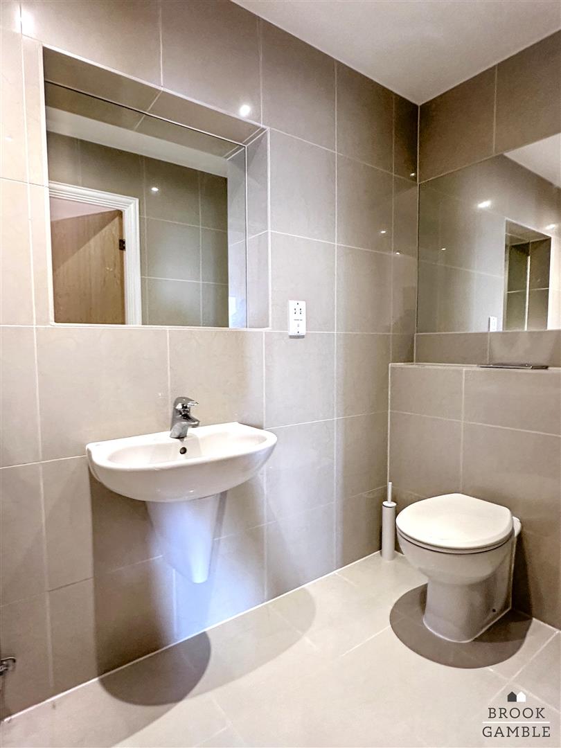 2 Bedroom Flat. Carew Road in Eastbourne,  9